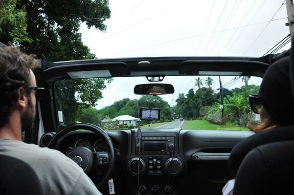 Sossego no banco de trás do nosso jipe, enquanto o Rafa dirige na estrada para Hana, na costa leste de Maui, no Havaí